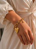 Amédée — bracelet maillons plaqué or, cœur texturé, porté