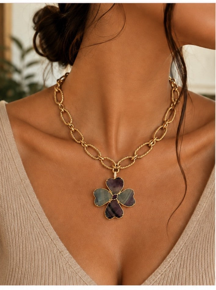 Angel — collier trèfle porte-bonheur porté