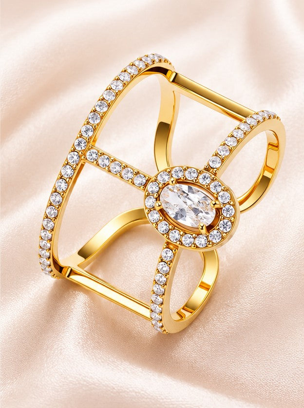 Aveline — bague géométrique dorée, vue d'ambiance