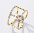 Aveline — bague dorée au motif géométrique entrelacé et pierre centrale