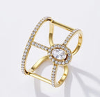 Aveline — bague dorée au motif géométrique entrelacé et pierre centrale