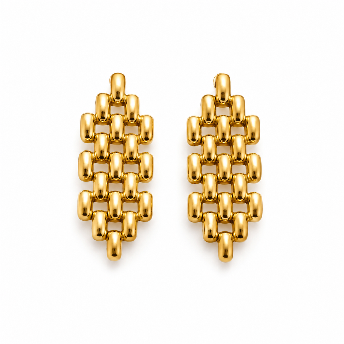 Adelïna, boucles d'oreilles pendantes en maille dorée, packshot sur fond clair