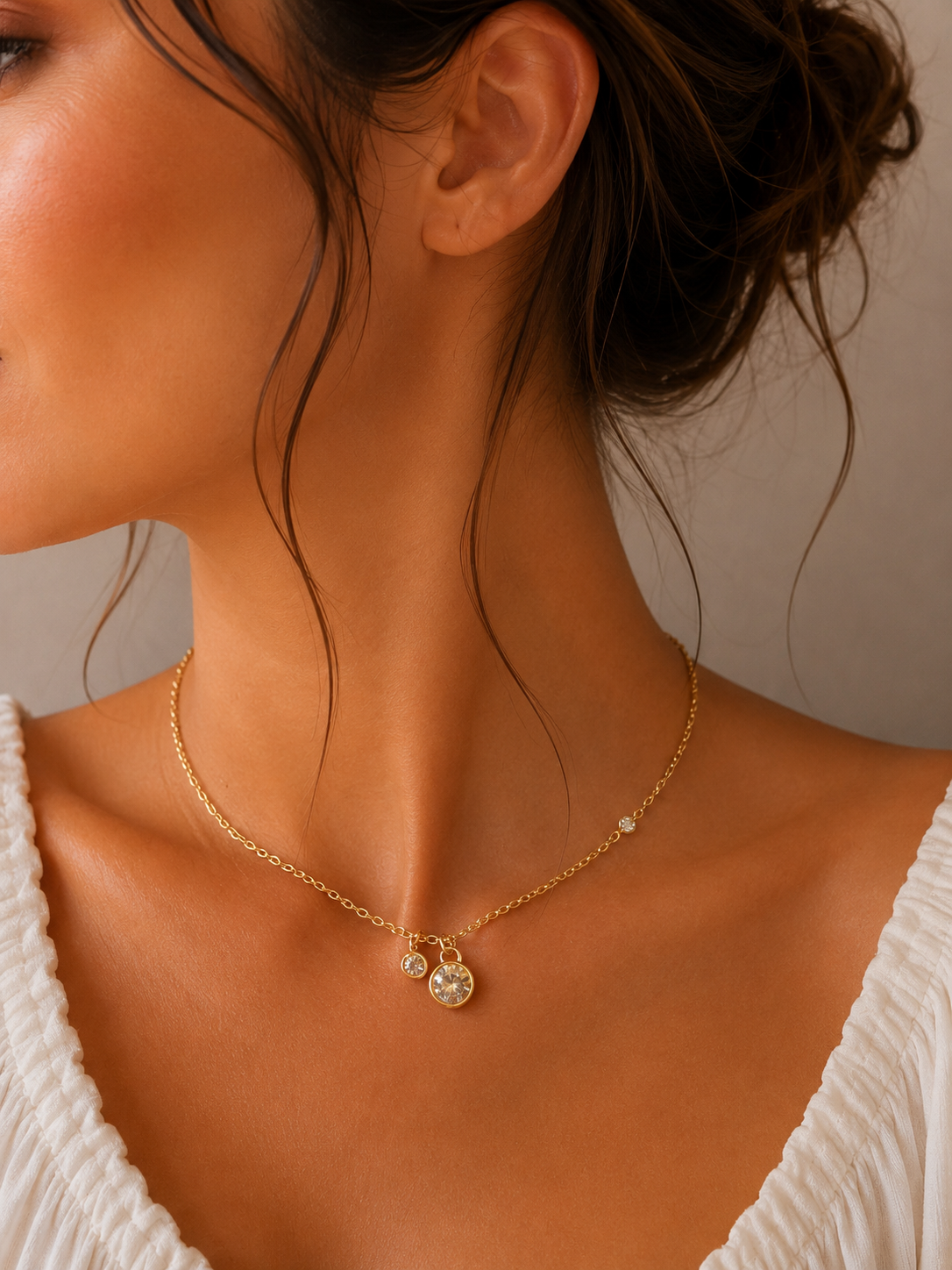 Aida, collier fine chaîne dorée à pendentifs zircons, porté par un mannequin