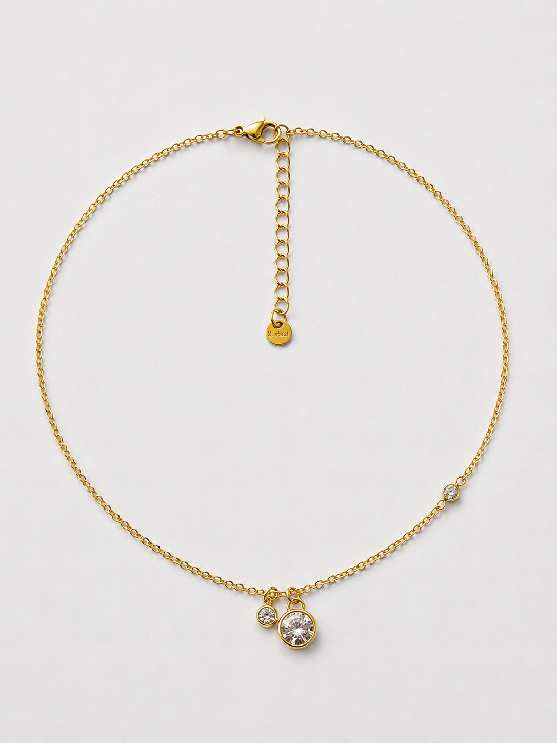 Aida, collier fine chaîne dorée à pendentifs zircons, packshot sur fond clair