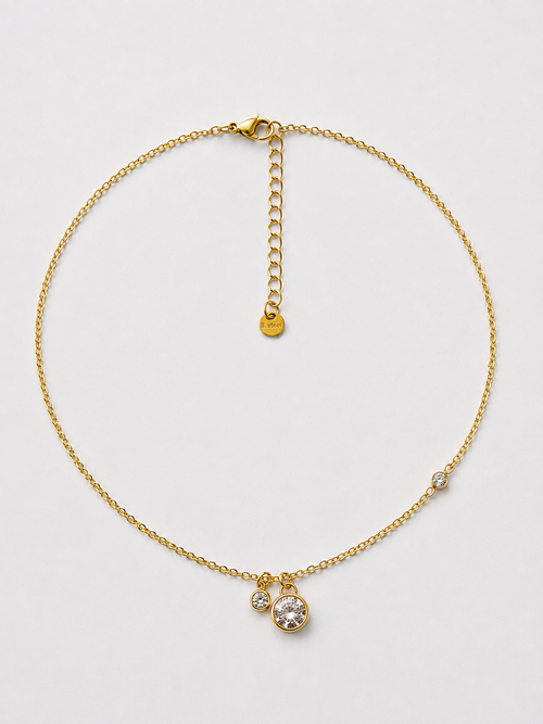 Aida, collier fine chaîne dorée à pendentifs zircons, packshot sur fond clair
