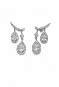 Boucles d'oreilles pendantes Amira en packshot : arc pavé de zircons et double goutte sertie, finition argentée