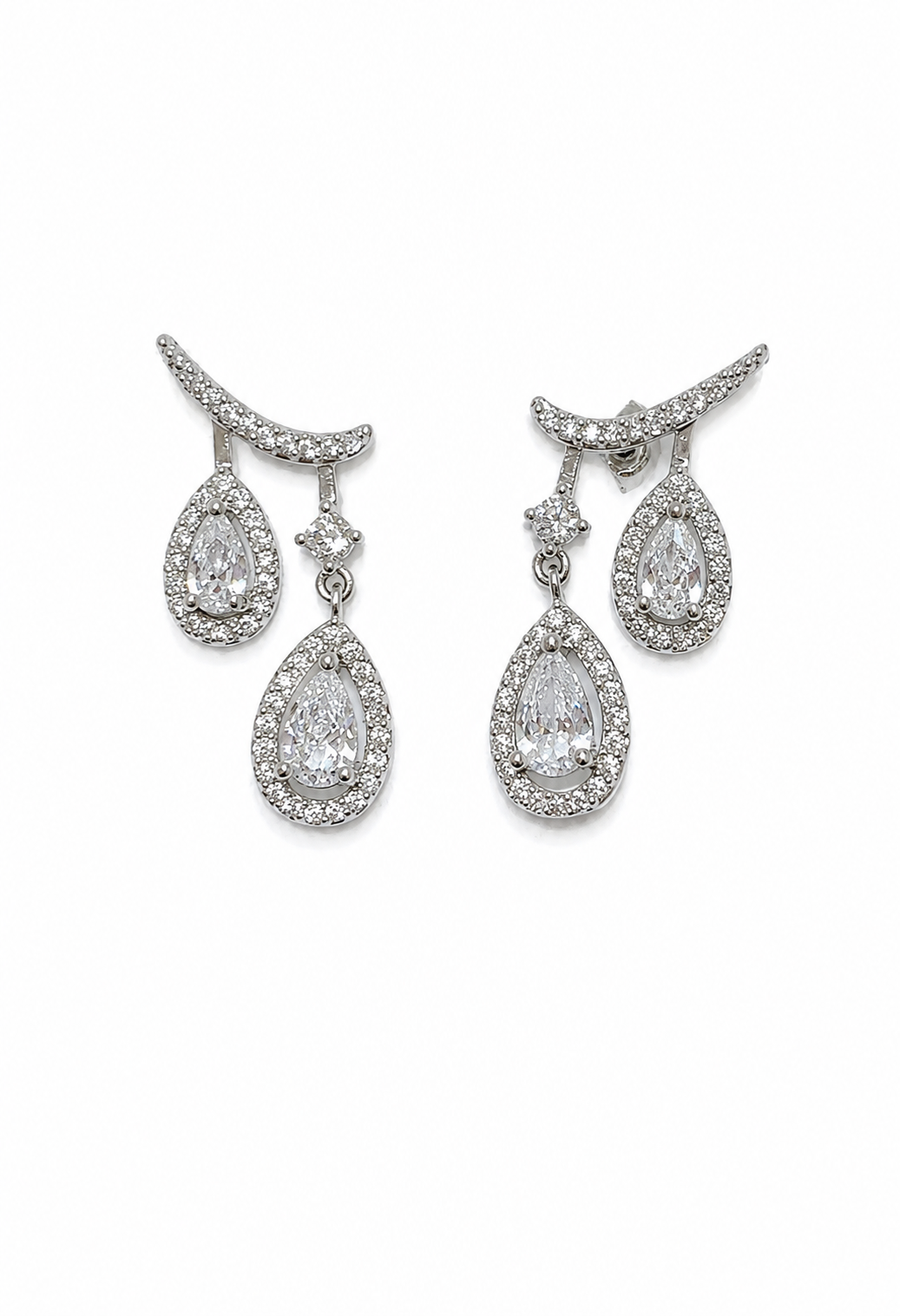 Boucles d'oreilles pendantes Amira en packshot : arc pavé de zircons et double goutte sertie, finition argentée