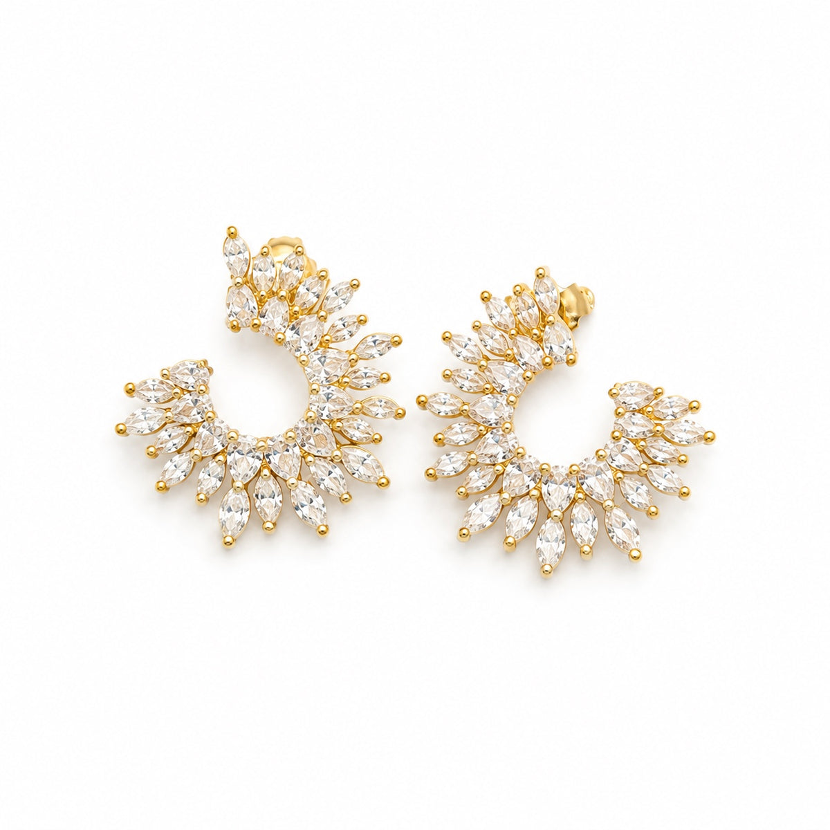 Arïna, boucles d'oreilles dorées demi-soleil serties de zircons marquise, packshot sur fond clair