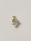 Aïlla, ear cuff doré serti de zircons taille marquise en éventail, packshot sur fond clair
