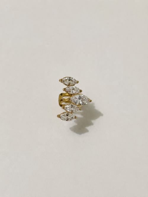 Aïlla, ear cuff doré serti de zircons taille marquise en éventail, packshot sur fond clair