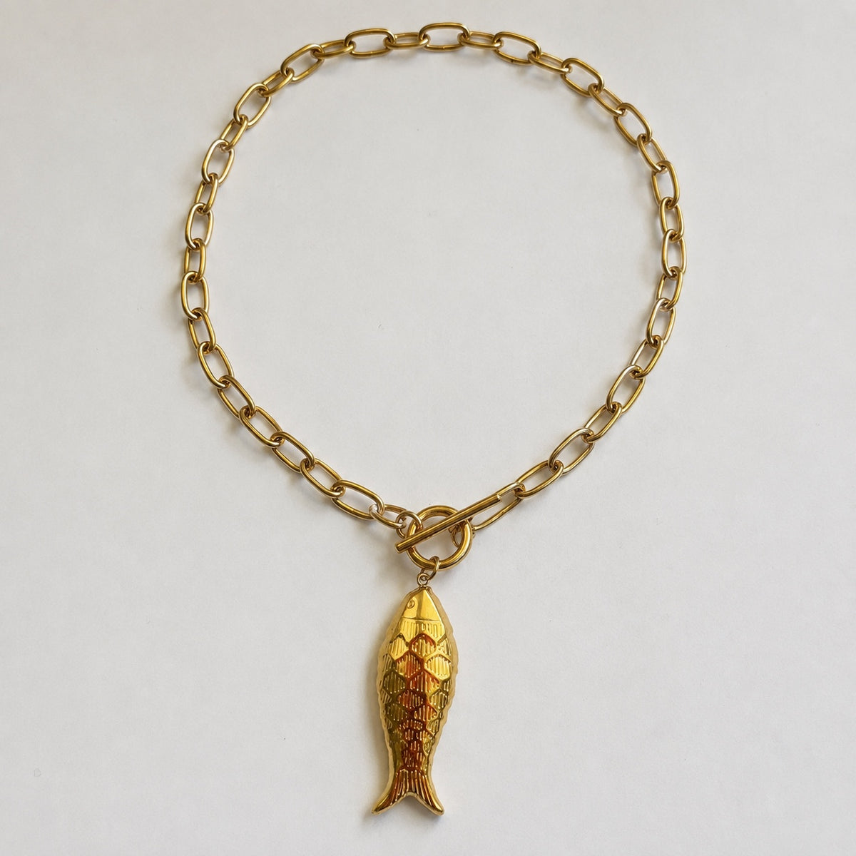 Azira, collier doré à maillons avec pendentif poisson, packshot sur fond clair