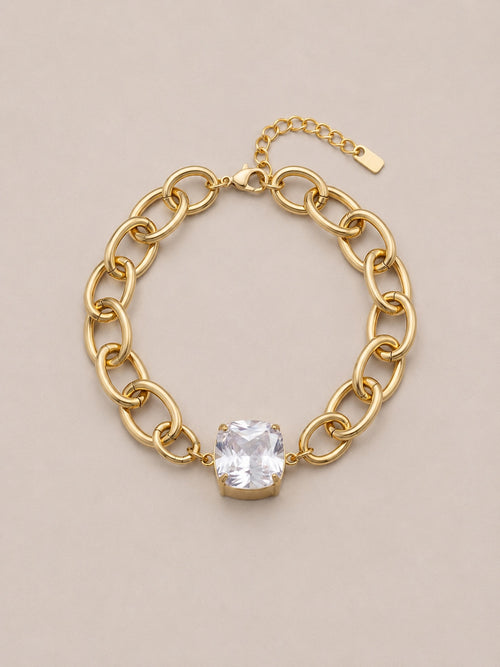 Alix, bracelet doré à gros maillons et pierre blanche taille coussin, packshot sur fond beige
