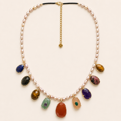 Adèle, collier plastron de perles d'eau douce et pierres semi-précieuses, packshot