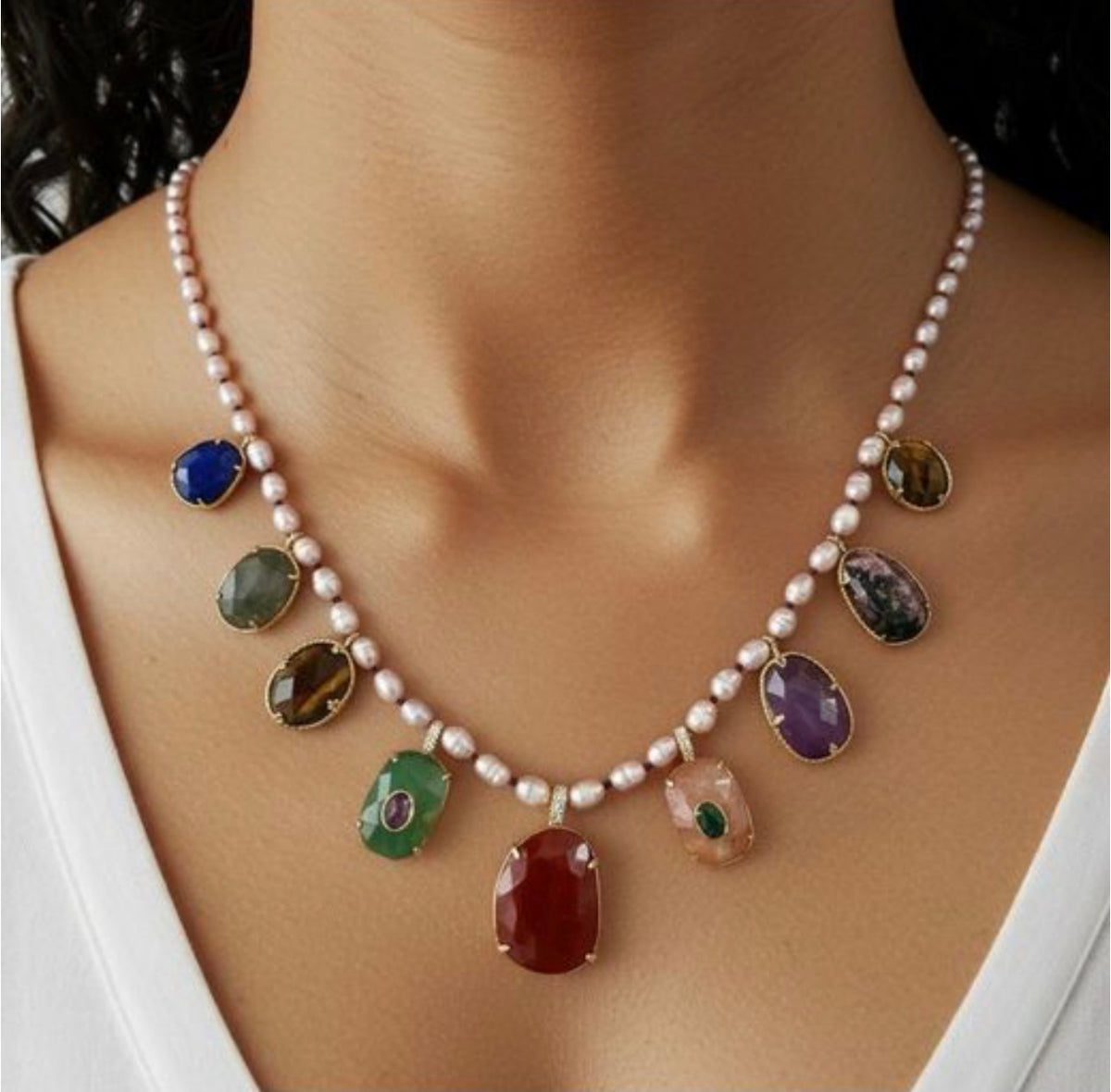 Adèle, collier plastron de perles et pierres fines, porté par un mannequin