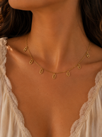 Arielle, collier doré à breloques maillon marine, porté par un mannequin
